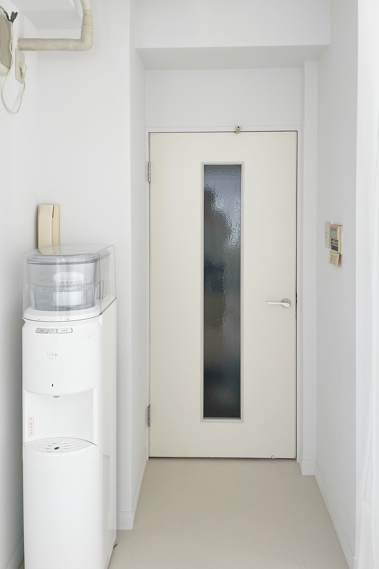 カーテン裏スペースの扉奥に流し台・トイレあり