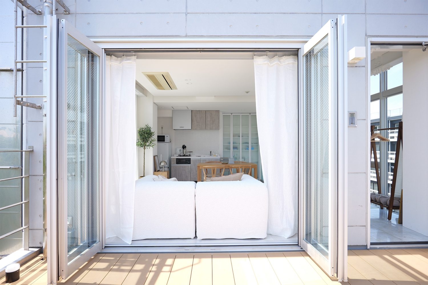 リビング隣のルーフトップテラスで屋外カットの撮影も