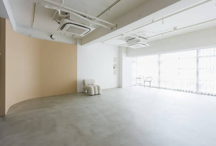 南向きの全面窓から自然光が入る撮影スタジオ