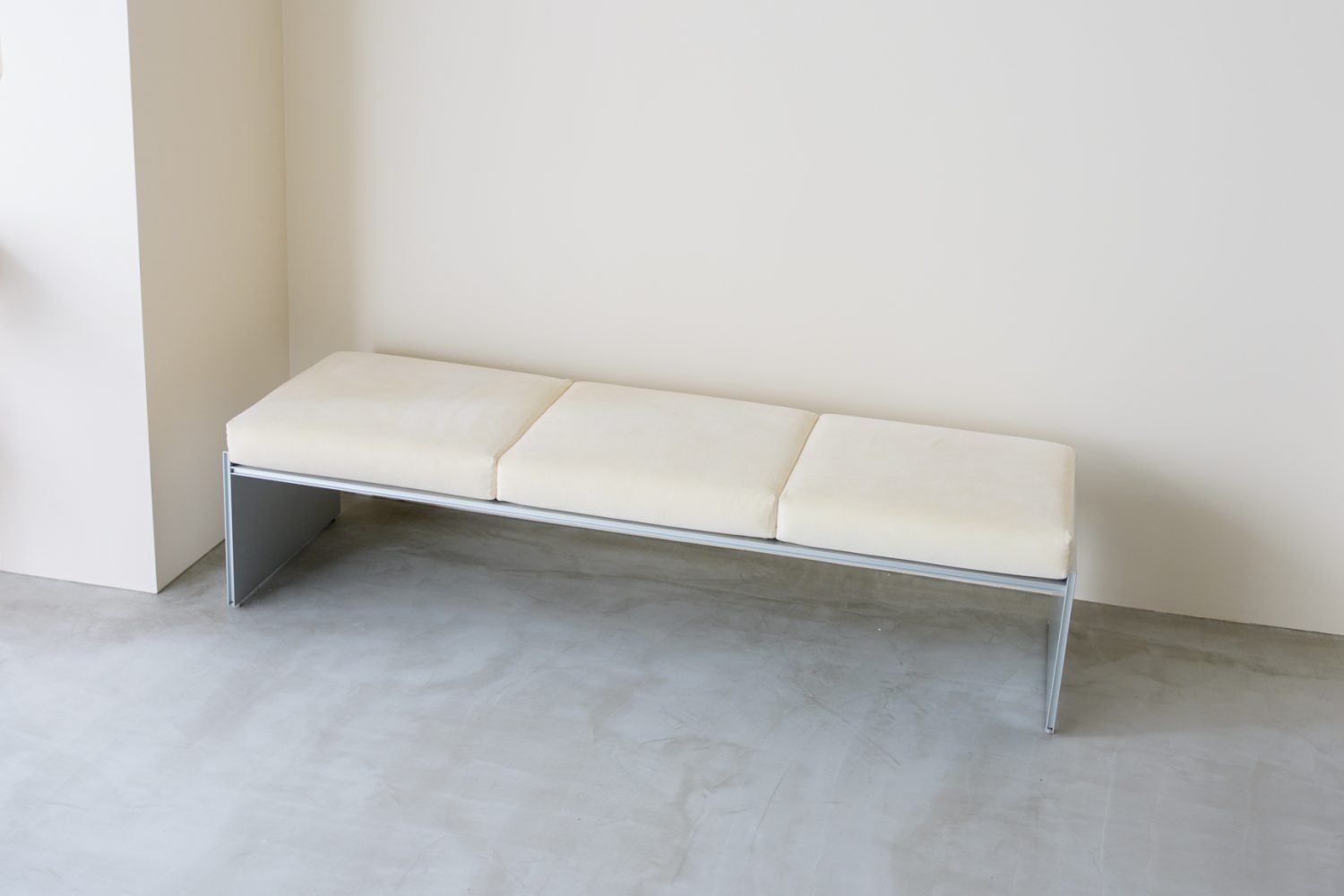 クリーム壁と相性のよいカッシーナの長椅子
