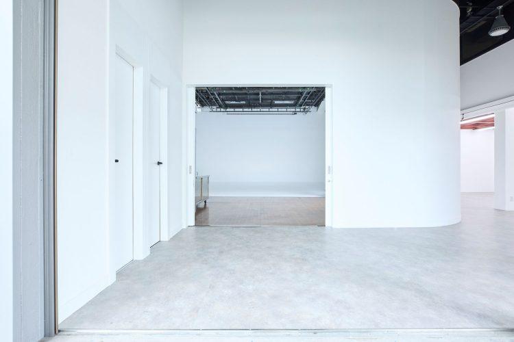 左:スタジオ 右:フリースペース