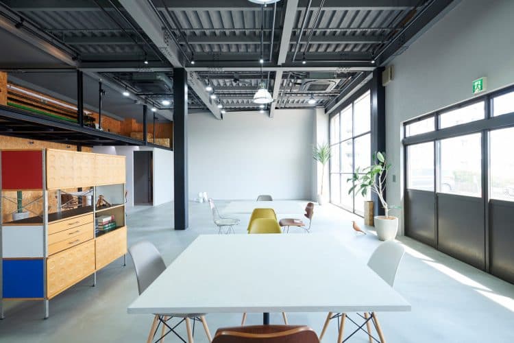 建て込み次第でオフィスやカフェに見立てた撮影も