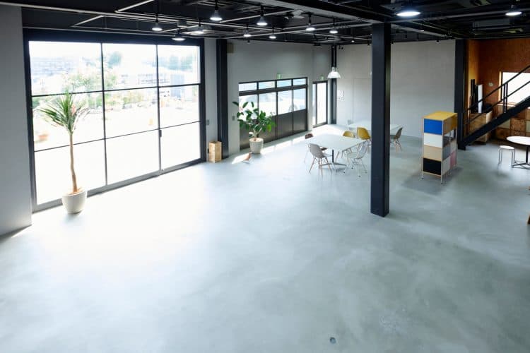 ロフトから俯瞰撮影 / 家具など大型搬入・建て込みも可