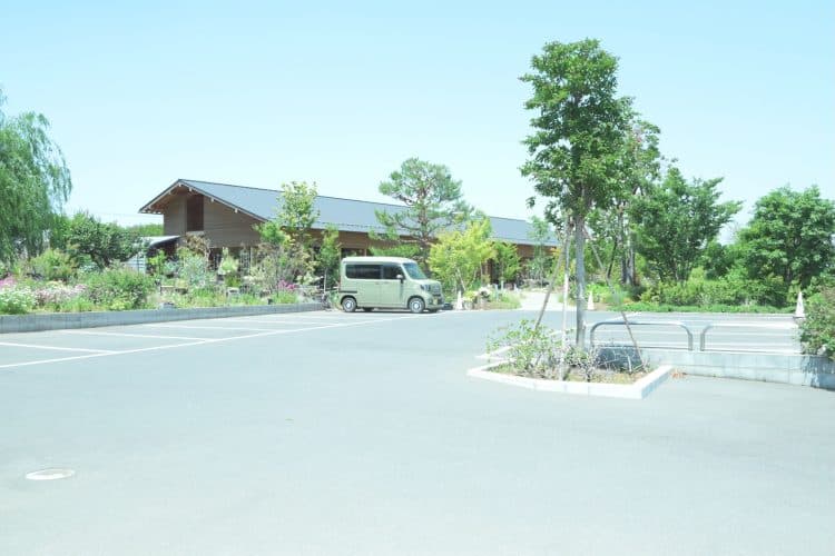駐車場の先にレストラン