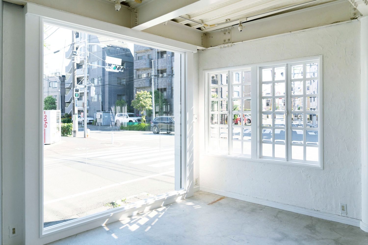1F 白子格子窓背景でロケ撮影っぽく