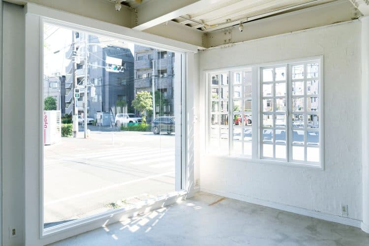 1F 白子格子窓背景でロケ撮影っぽく