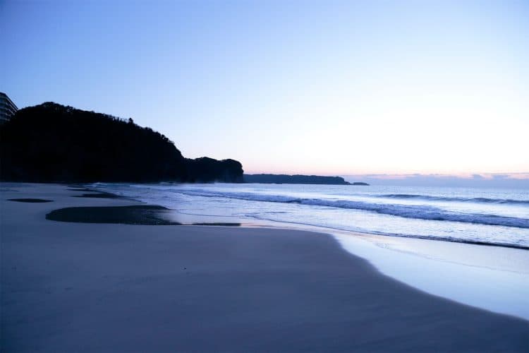 夕暮れ時まで美しい海を背景に撮影できるビーチ