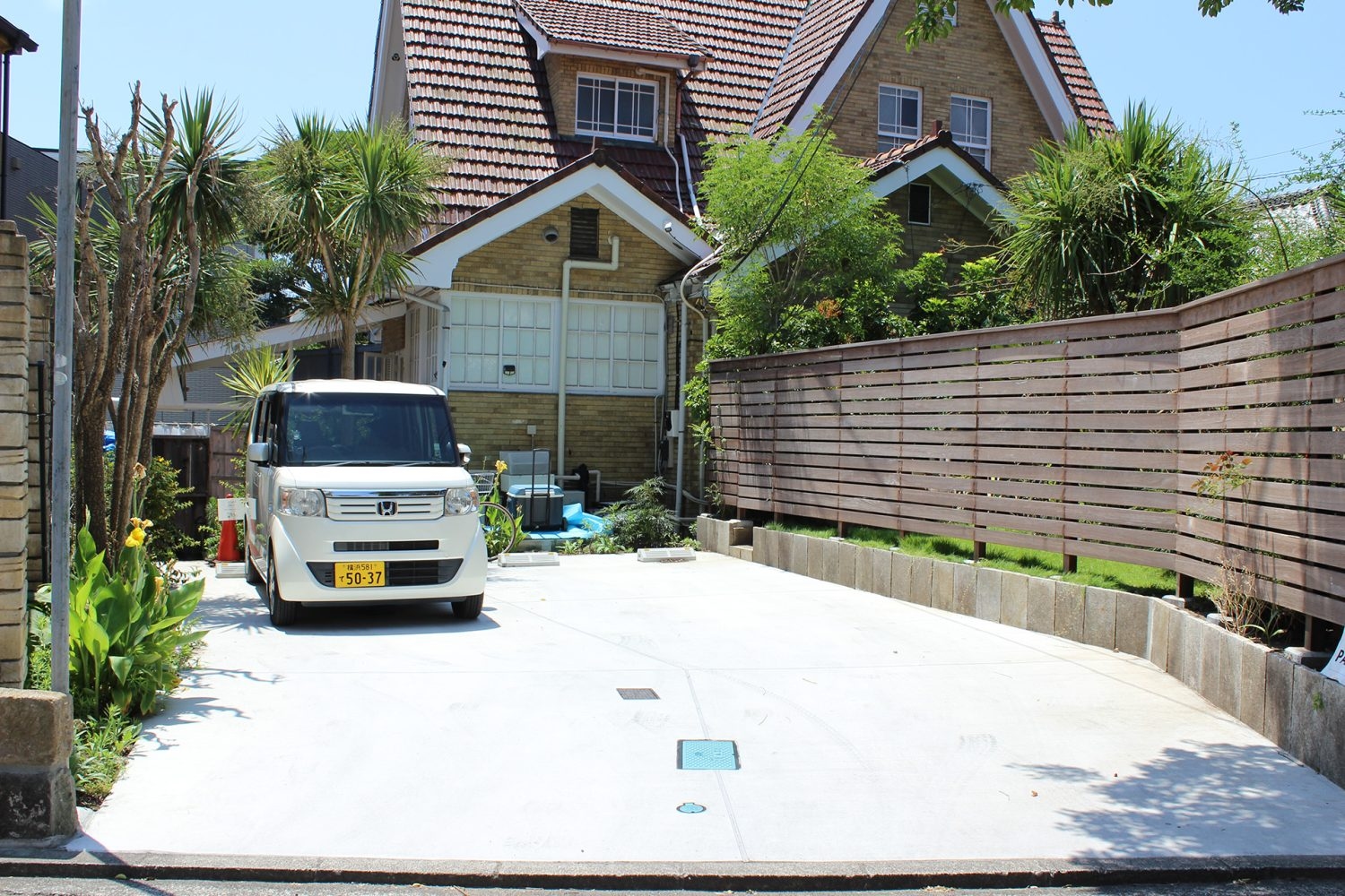駐車場は建物裏手