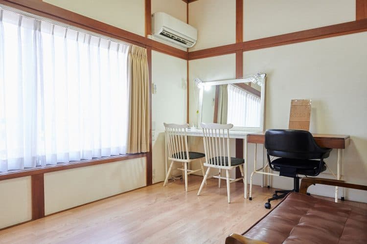 2F:MAKEUP ROOM