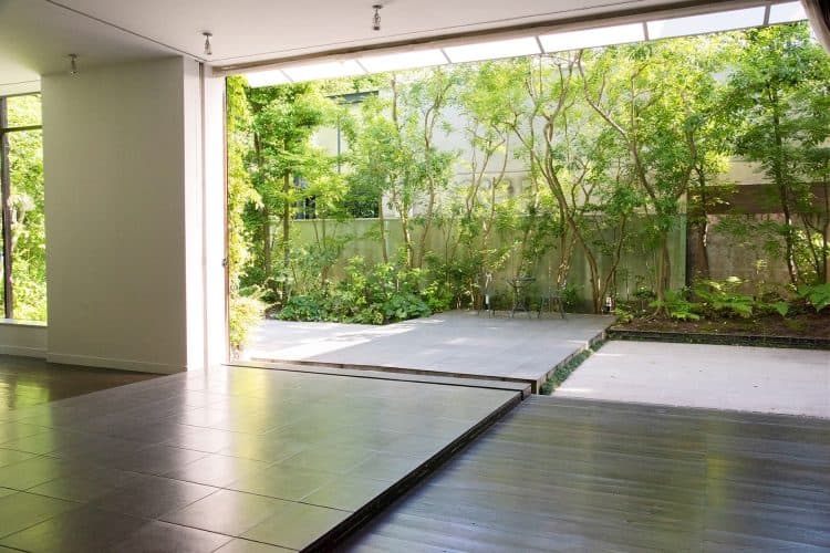 PATIOから庭に続く黒石床廊