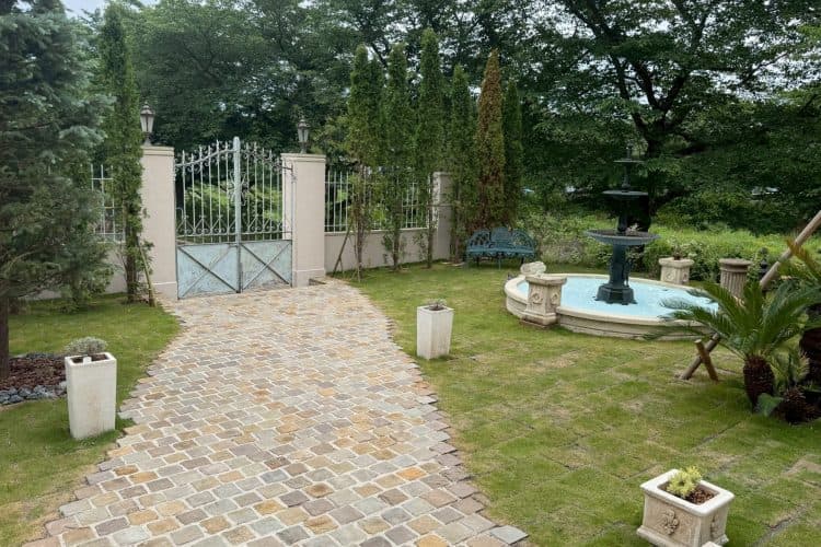 芝生の庭と噴水(噴水の水を出す場合はオプション)