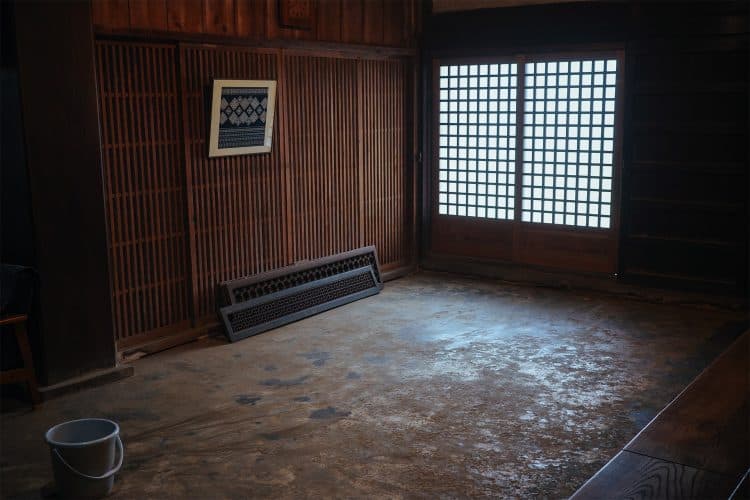 奥行きある土間と木製建具が印象的な古民家内部