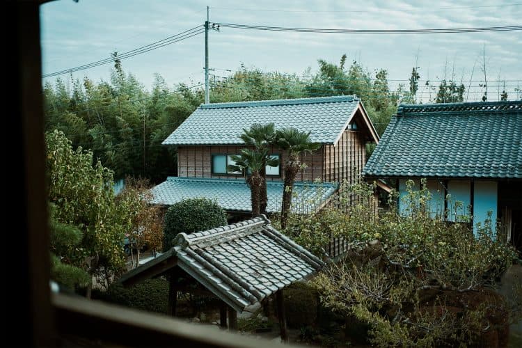 蔵の軸組を再利用して建てた農作業のための建物