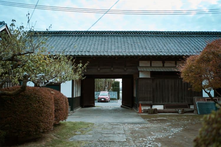 長屋門に続く、手入れされたゆとりある庭