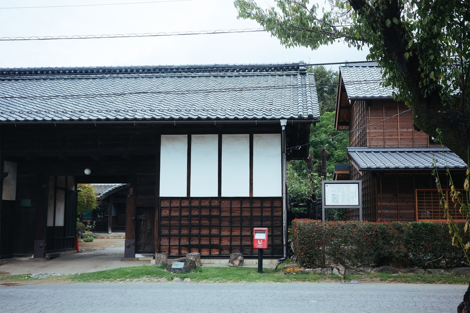 瓦屋根が目を惹く伝統的な長屋門外観