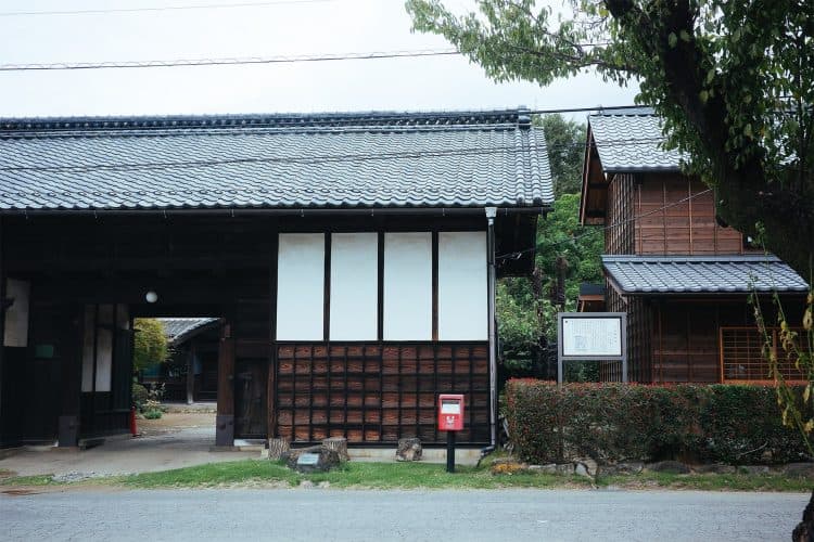 瓦屋根が目を惹く伝統的な長屋門外観