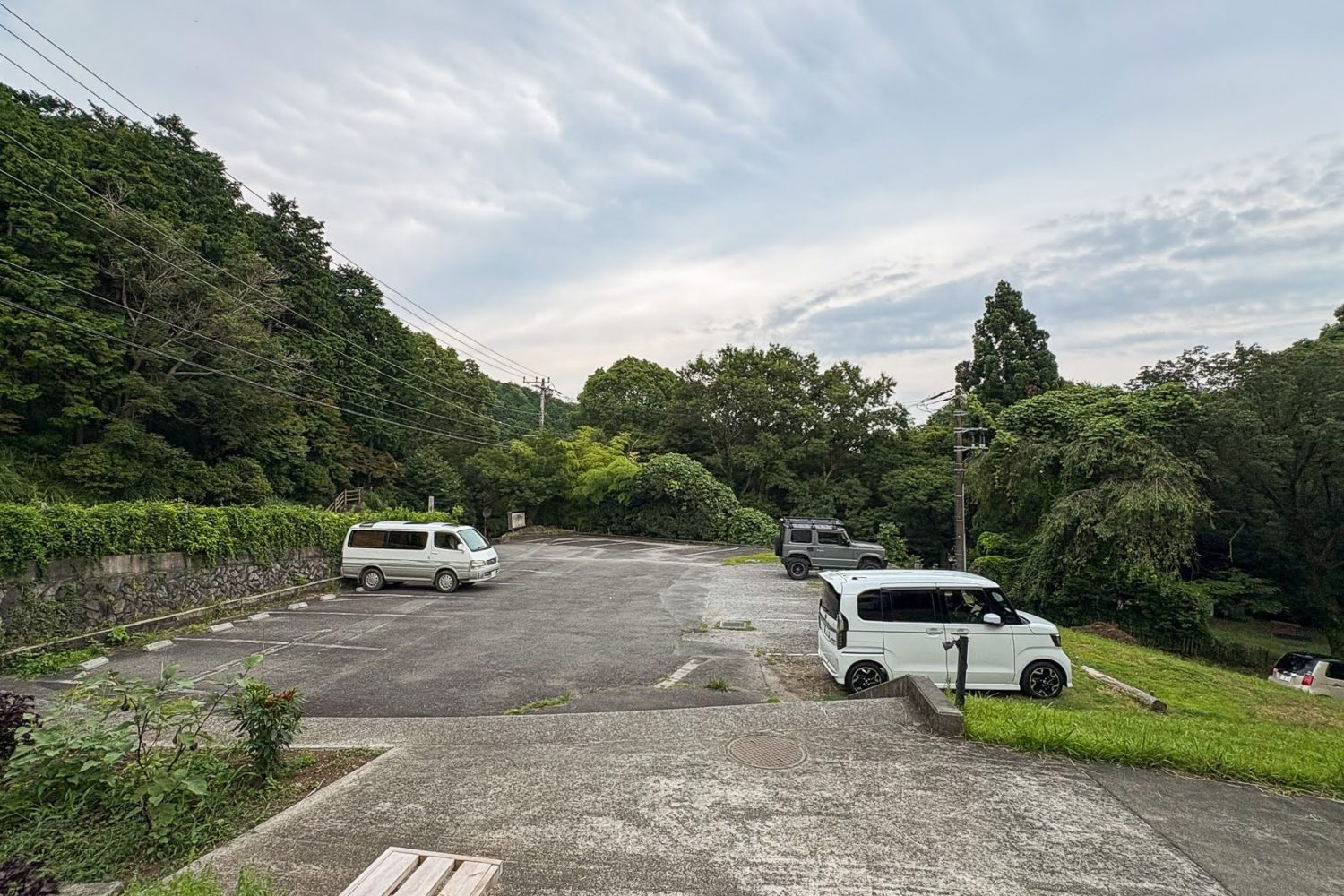 ロケバスも駐車可能な広々とした駐車場