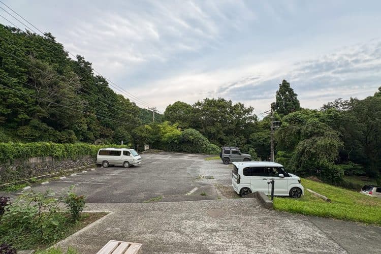 ロケバスも駐車可能な広々とした駐車場
