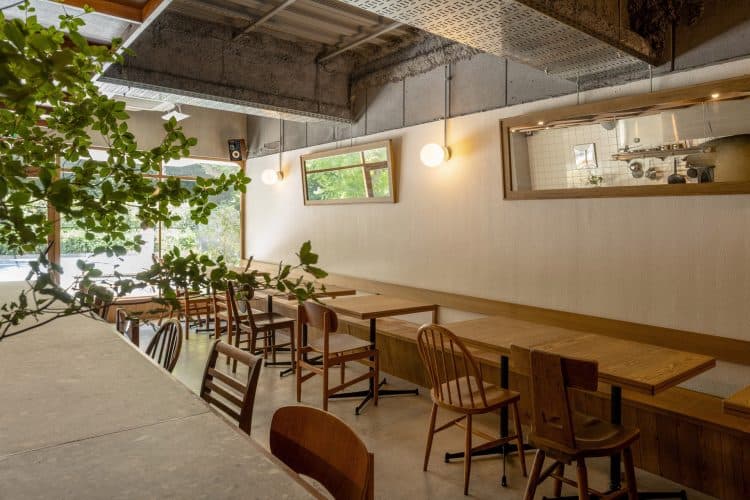テーブル席はカフェっぽい雰囲気も