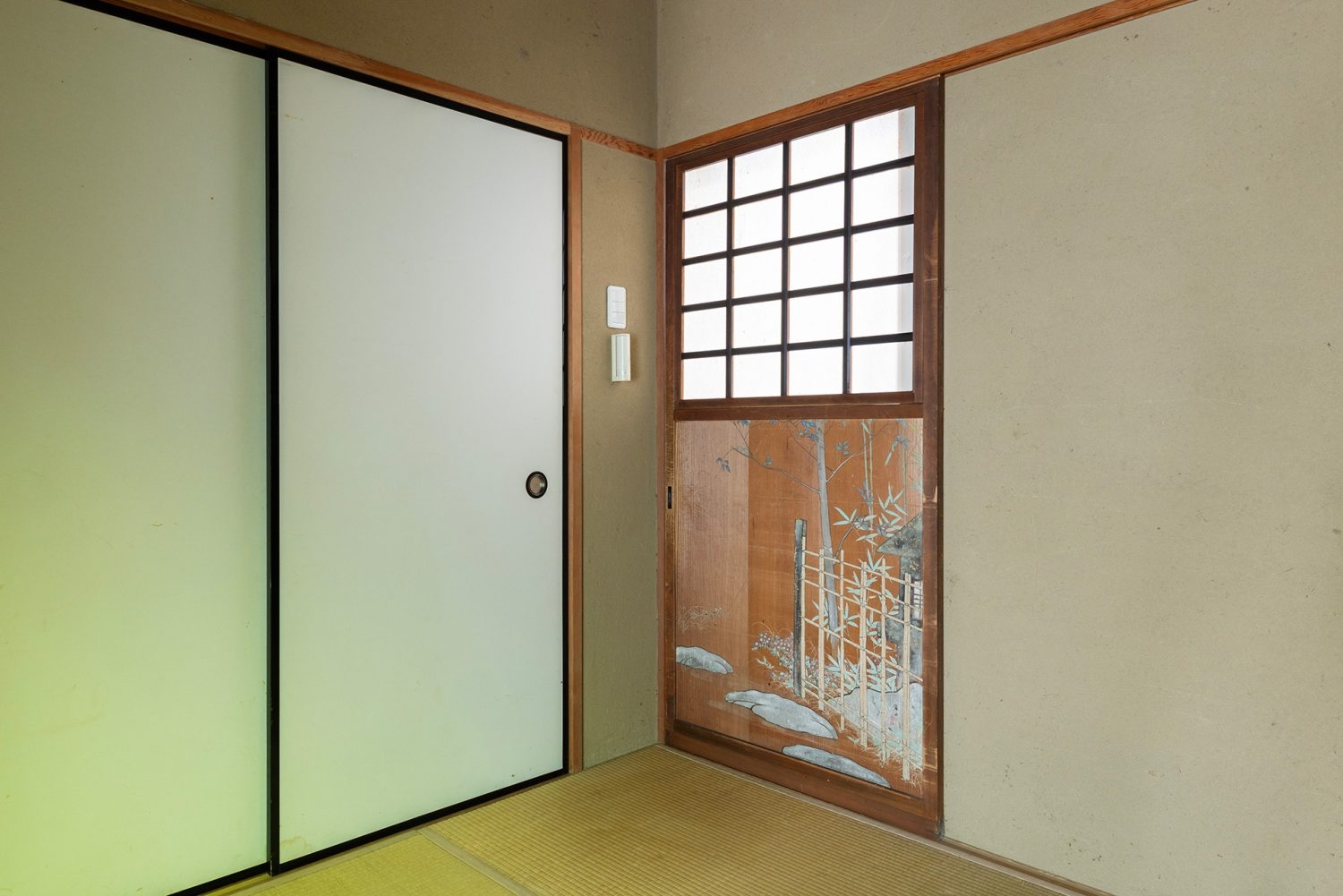 古材を使用した印象的な和室の戸