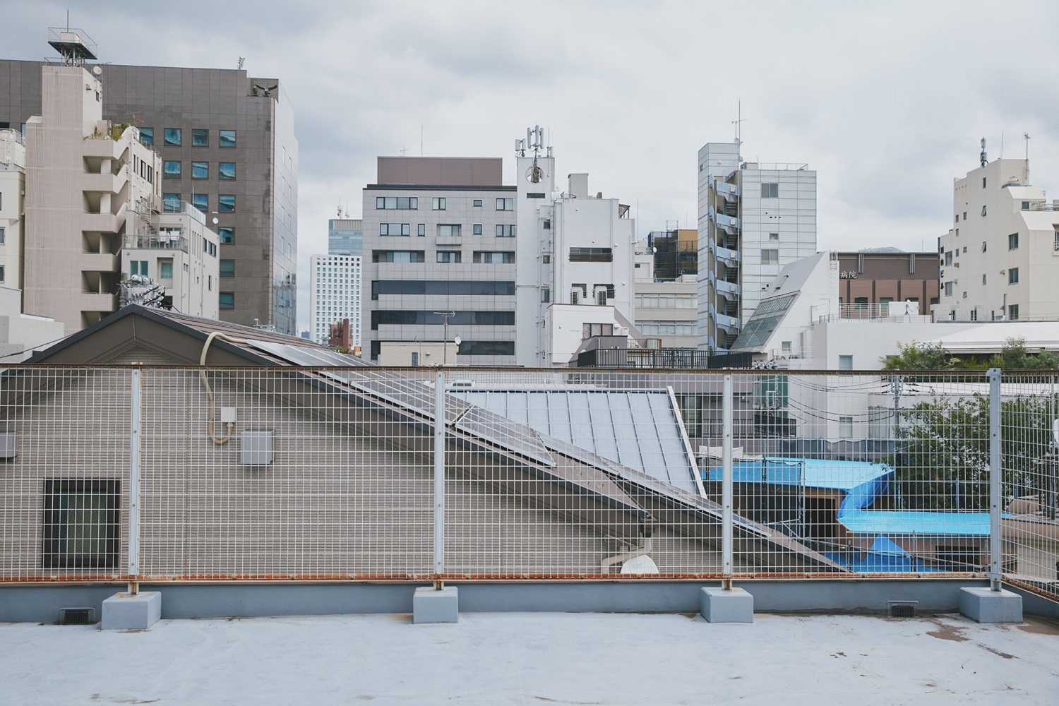 低層の街並み側