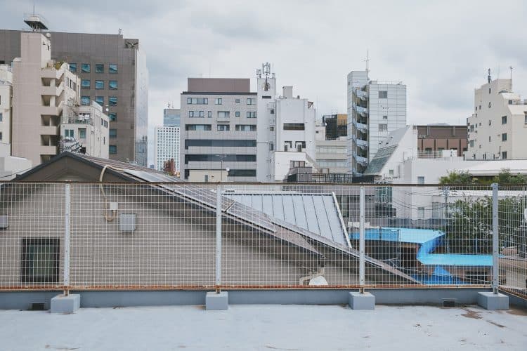 低層の街並み側
