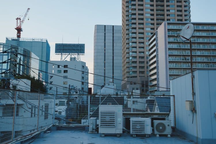 夕方/ビルや電線が重なる都市的な背景
