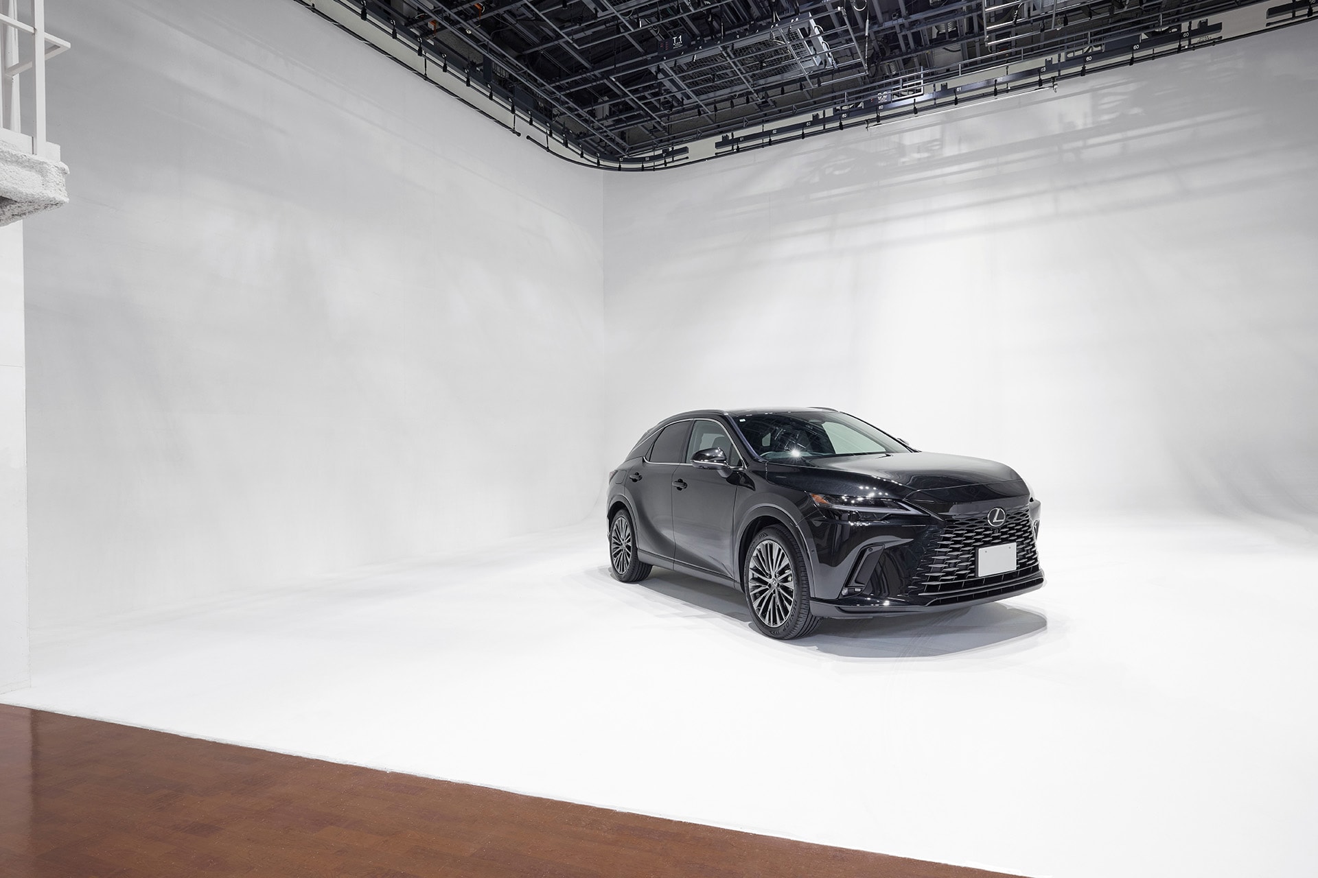 1st 車両を乗り入れて撮影も可能な白ホリゾントスタジオ