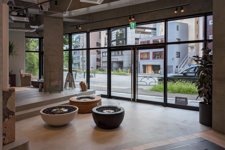 通常時の状態 / 移動可能な暖炉を展示しています