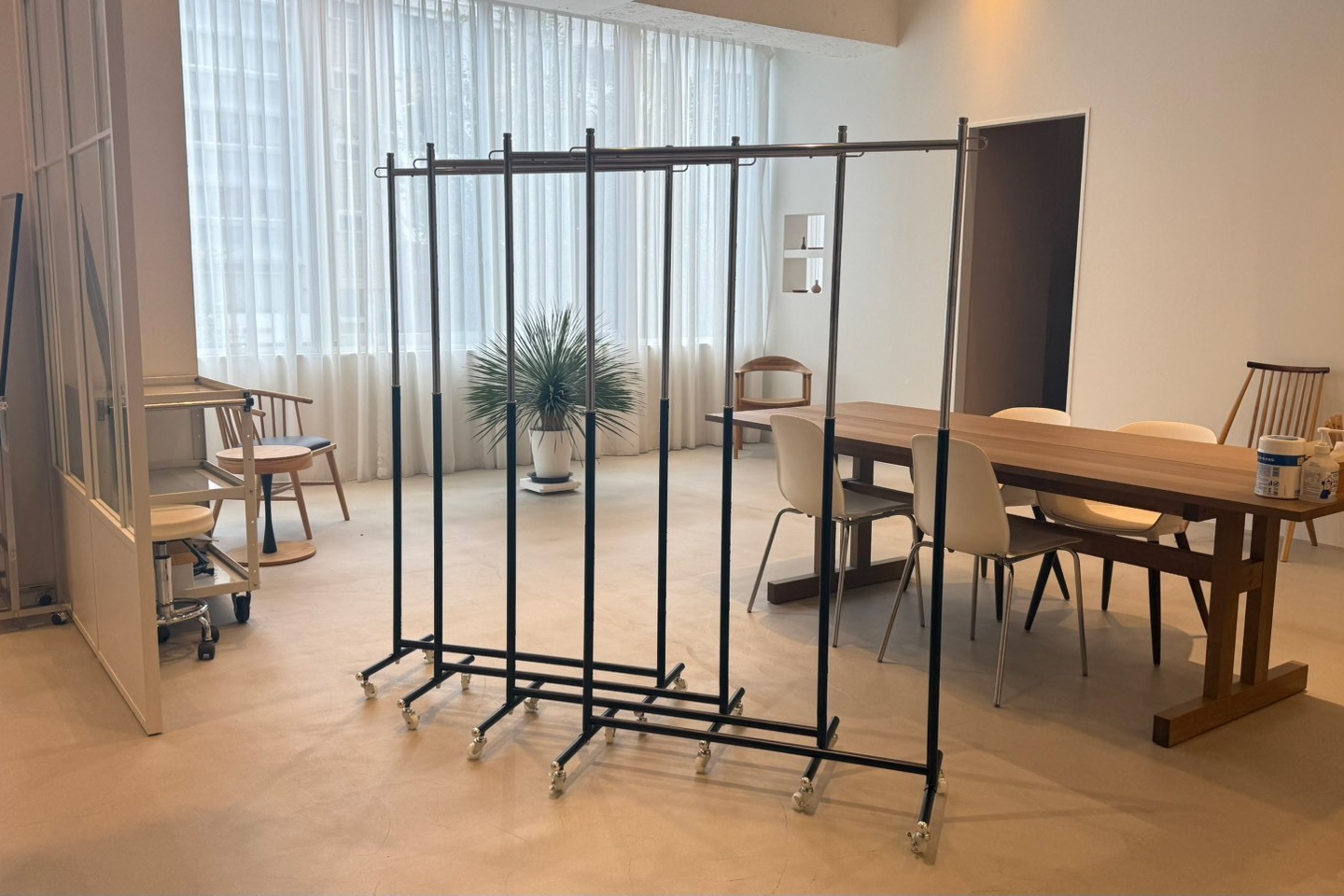 ハンガーラックなど展示会用の什器も充実