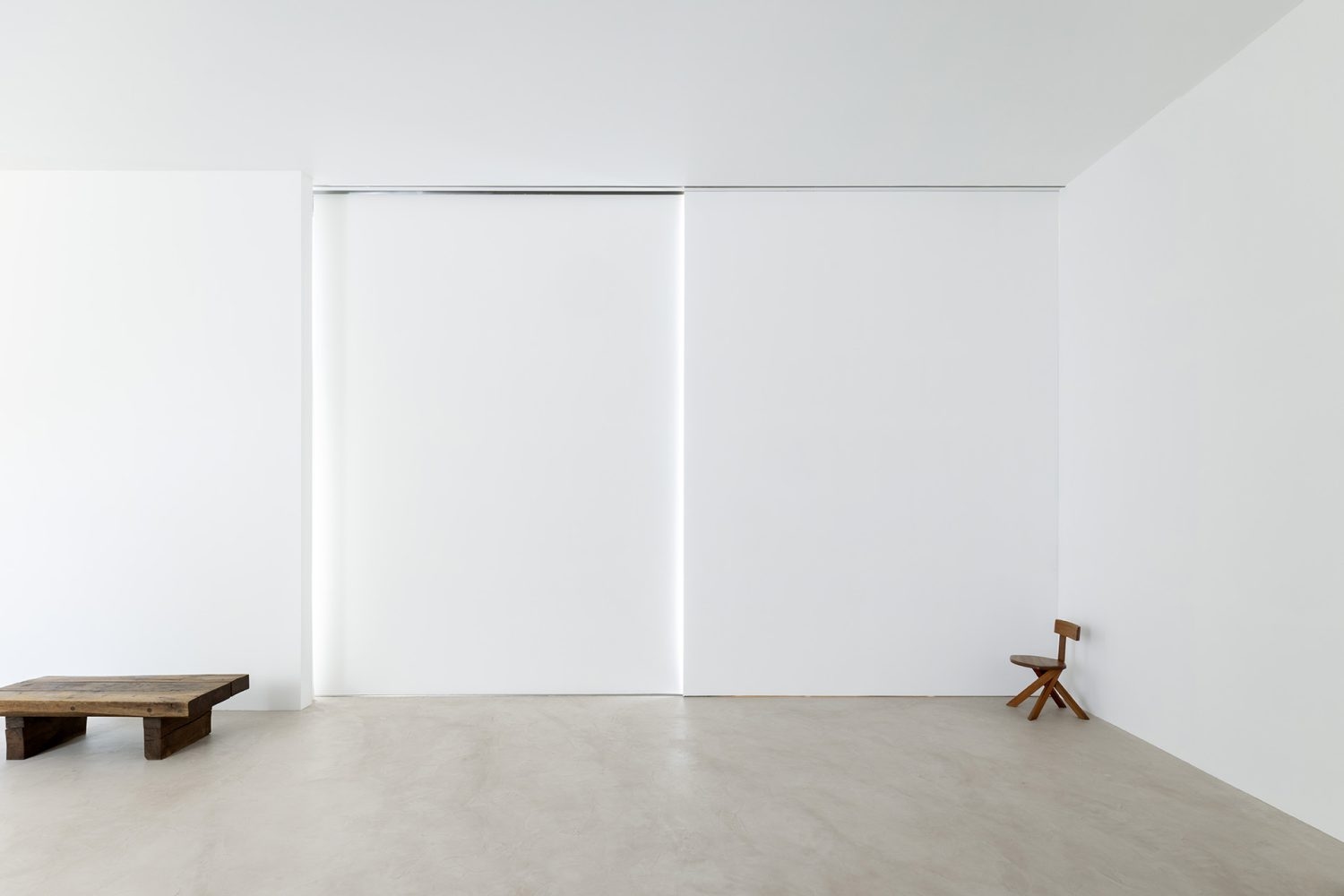 白扉で窓を遮光し、ライティング撮影も可能