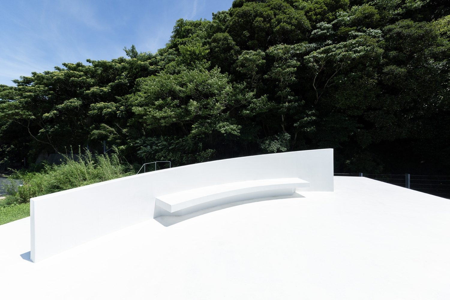 屋上にはオブジェのようなアーチ型ベンチを設置