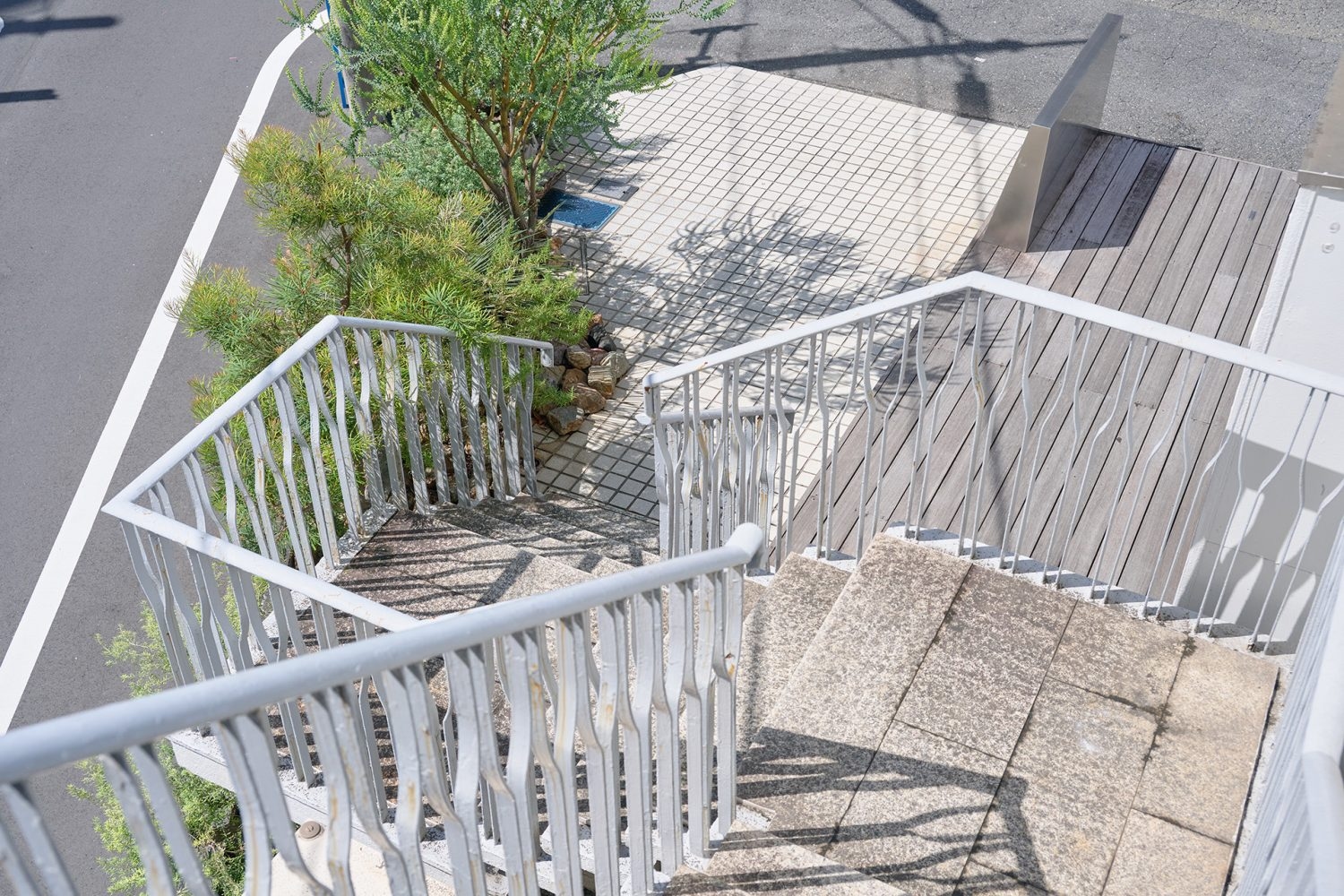 来場者用階段 / 植栽前、白タイル、デッキでの撮影禁止