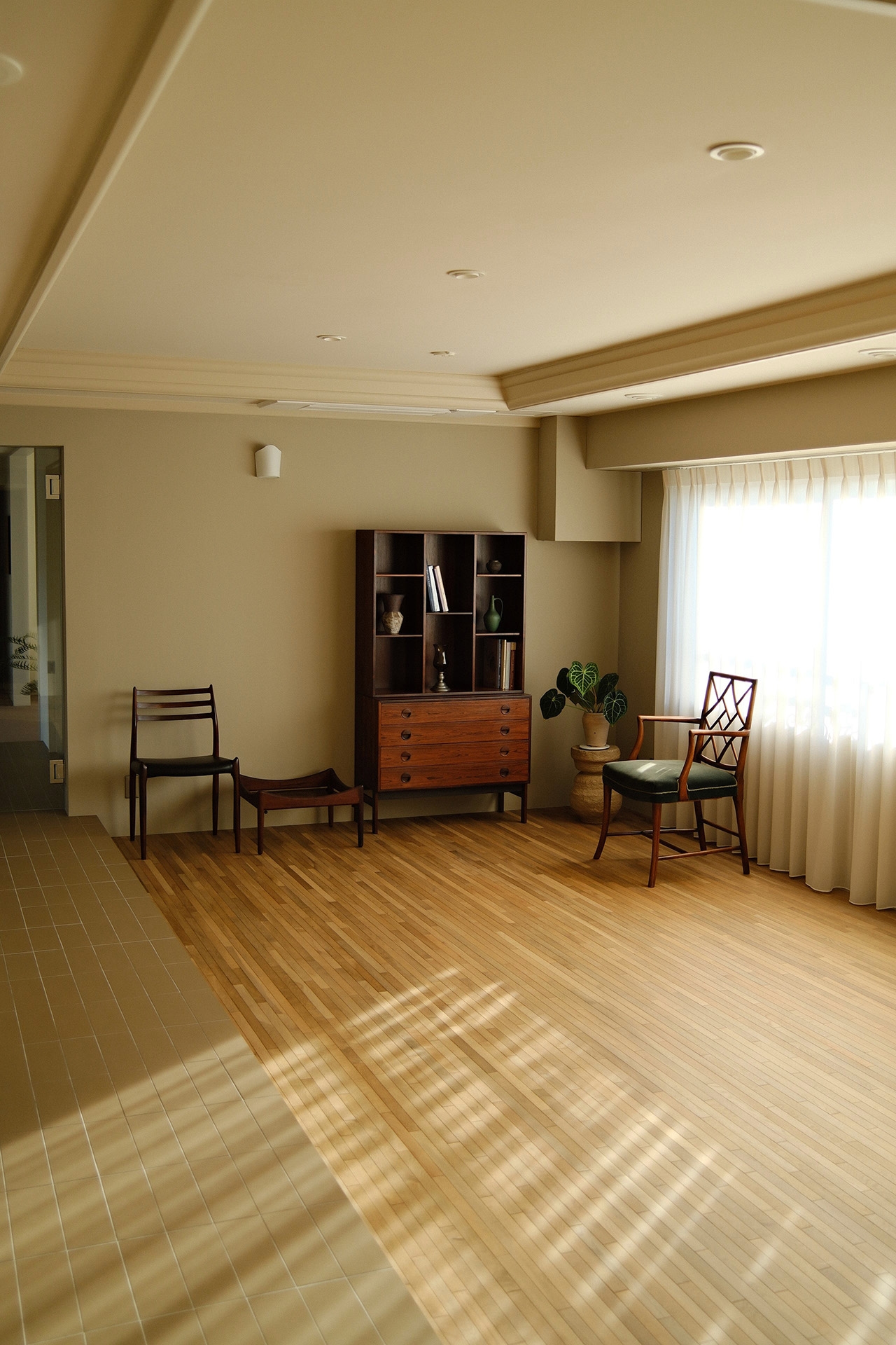 洋室に差し込む西日 / 天井まで上品な装飾