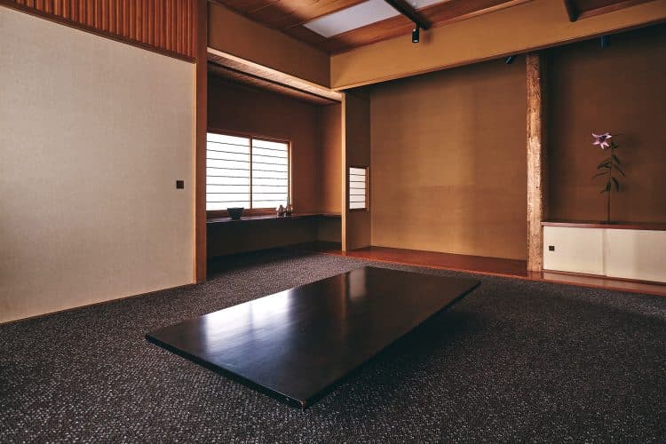 カーペット張りでモダンな雰囲気の和室