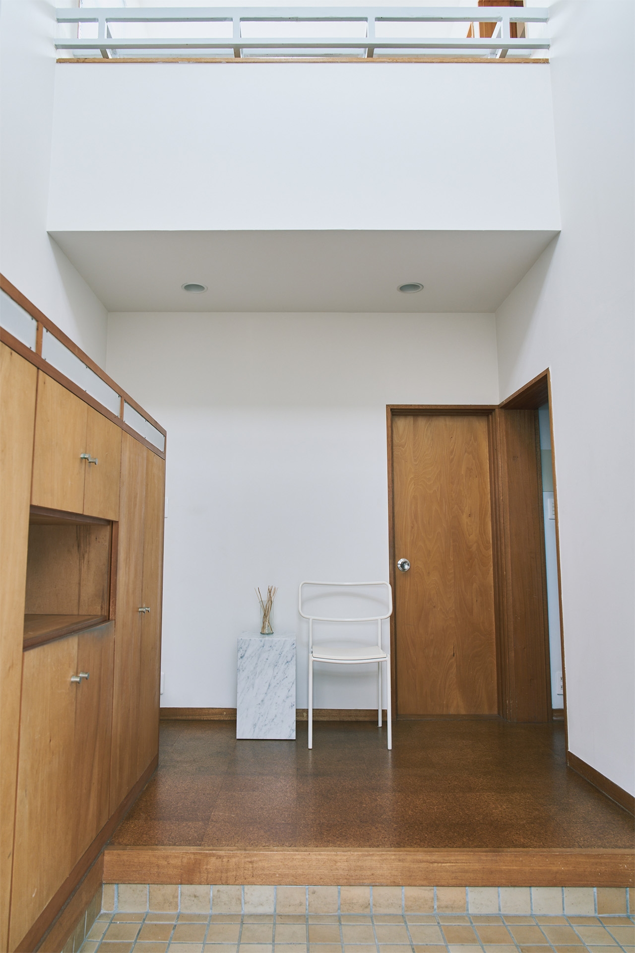 1F 吹き抜けの玄関では外出・帰宅シーンの撮影も