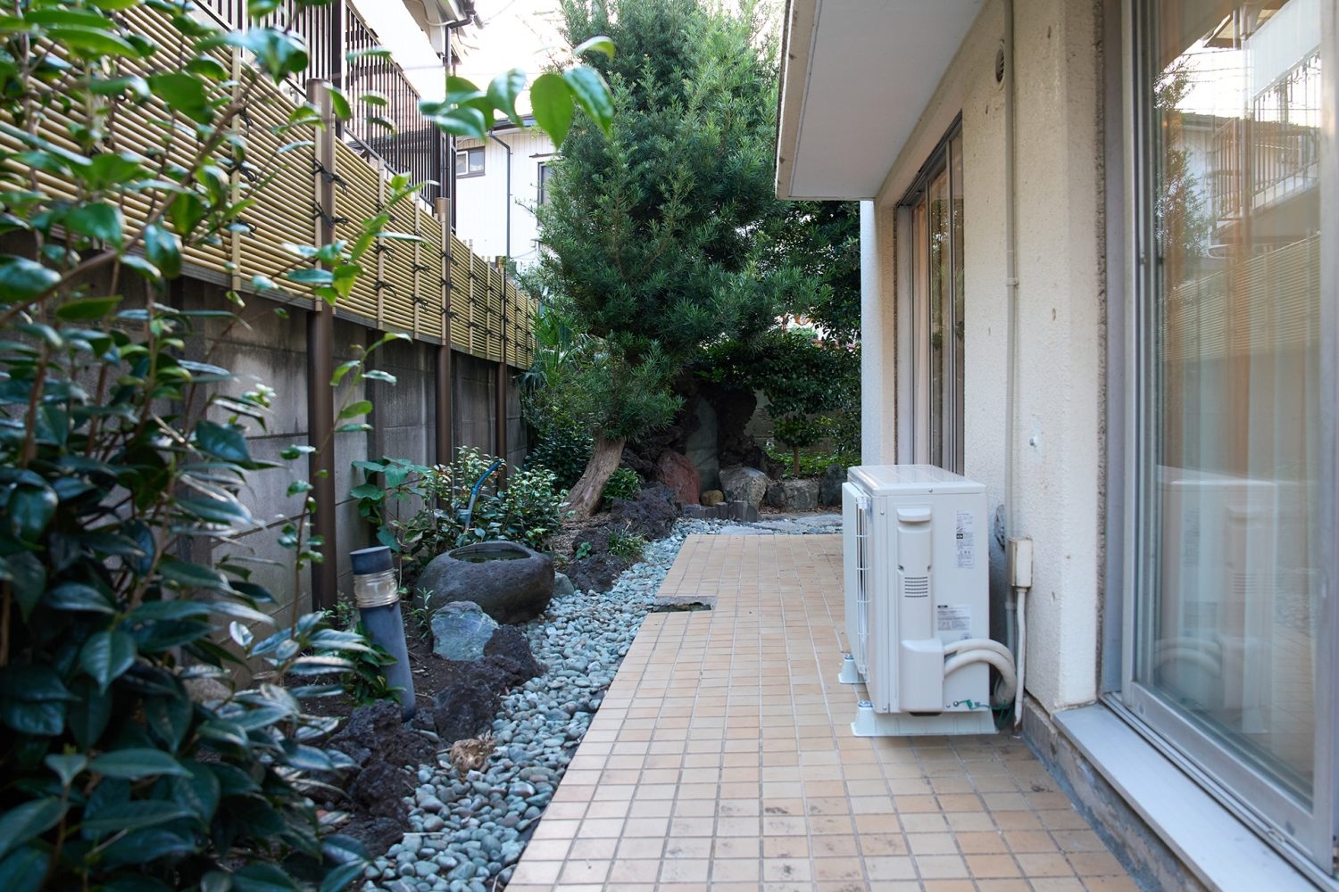 建物を囲む庭 / 窓外から照明を打つことが可能