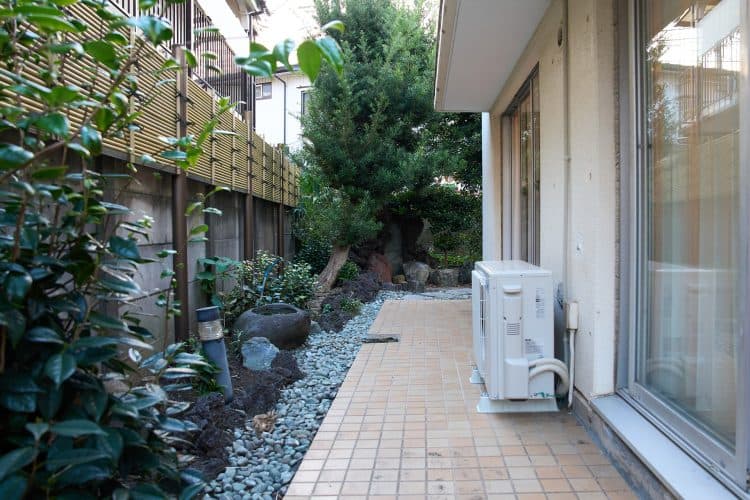 建物を囲む庭 / 窓外から照明を打つことが可能