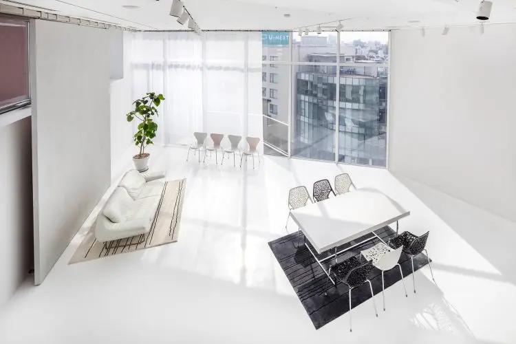 9m幅の南窓 / 天井高4.5mの白空間