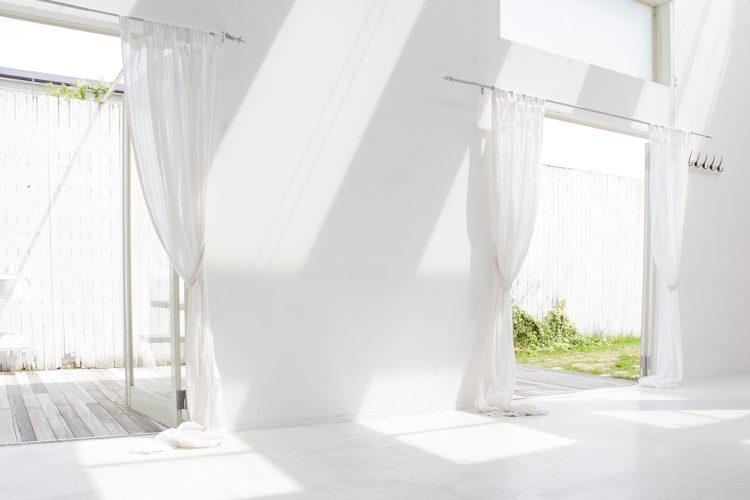 広い開口部からのデッキ抜けと庭抜け