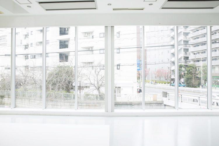 南西に位置する解放的な窓