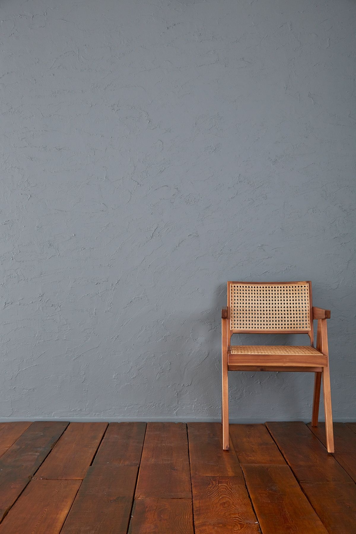 壁板を外して床に敷いています