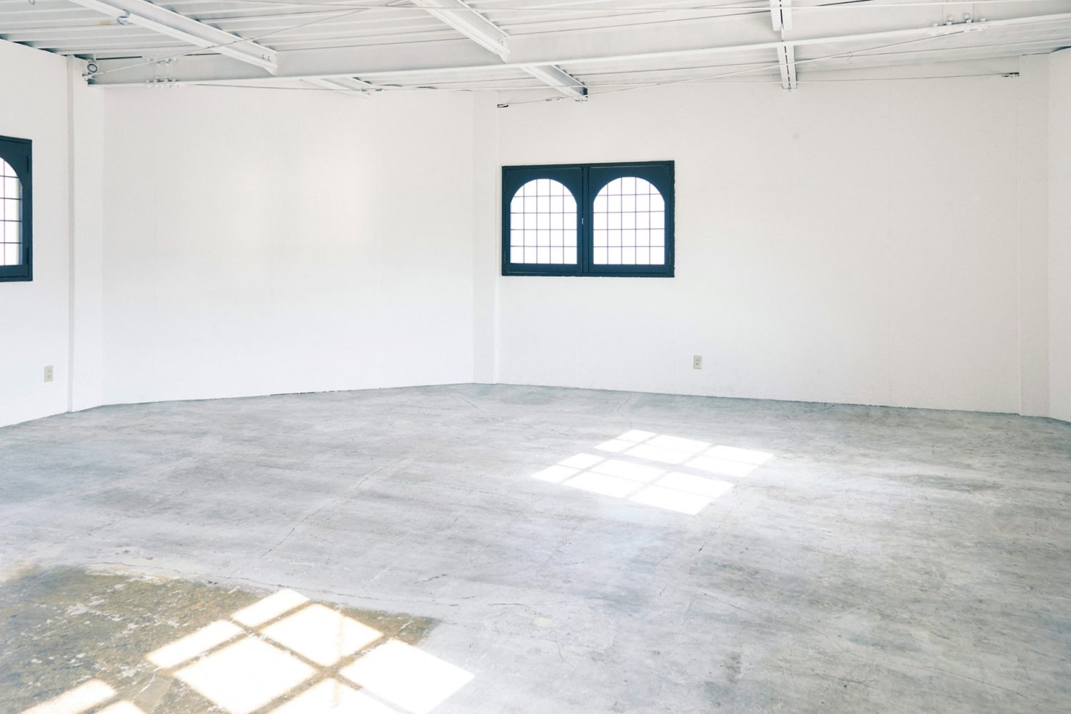 白漆喰壁にライトグレーコンクリート床