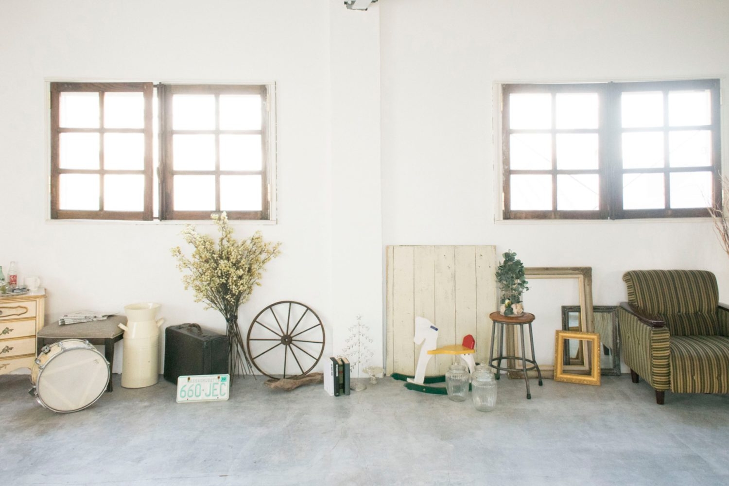 茶色のアンティーク窓