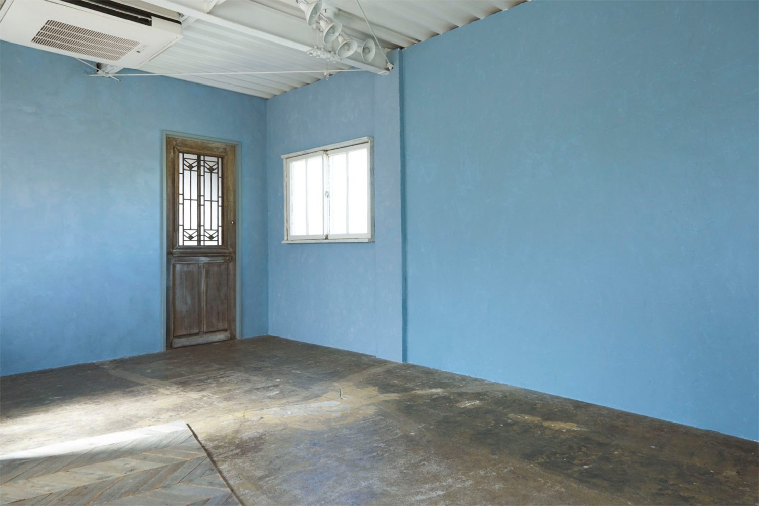 ブルーの漆喰壁