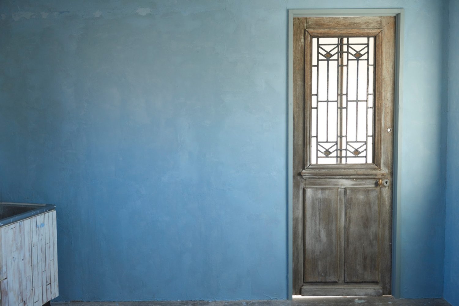 重厚感のあるアンティークドア