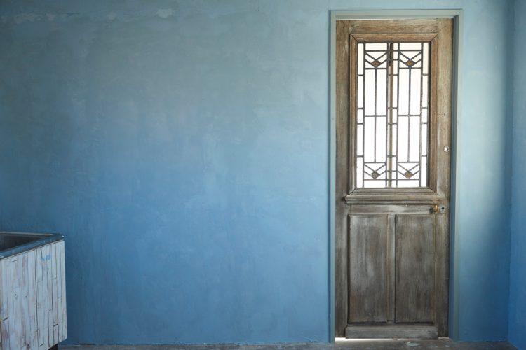 重厚感のあるアンティークドア