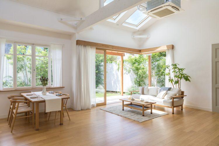 明るいリビングダイニング