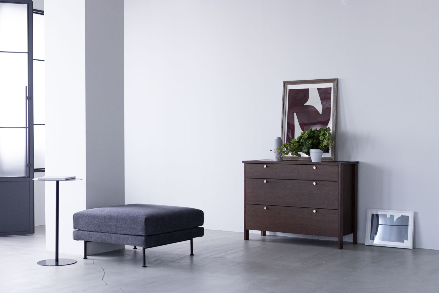 使いやすい白壁でクールなシーンを演出