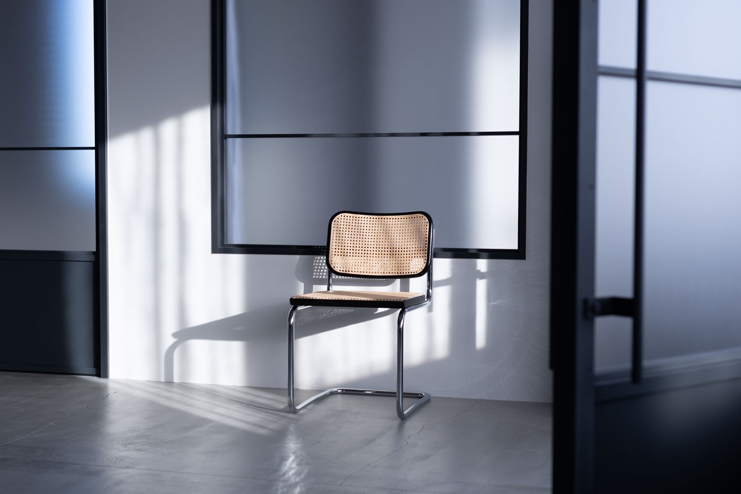 早朝の鋭い自然光